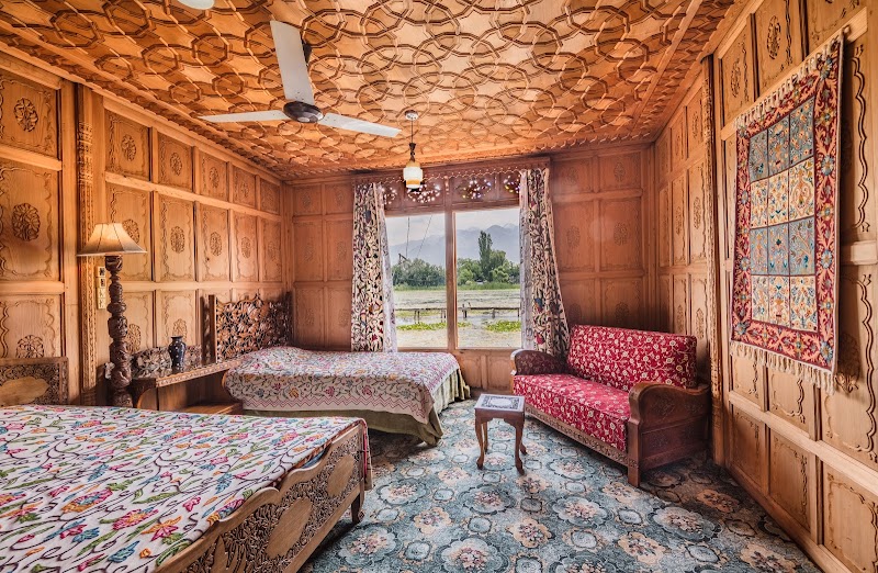 Floating Heaven Best Houseboat In Srinagar - Floating Heaven Best Houseboat In Srinagar Nigeen Lake, ghat no.2 opp., Ashai Bagh Bridge hazratbal road, Nagin Bagh, Srinagar, 190006