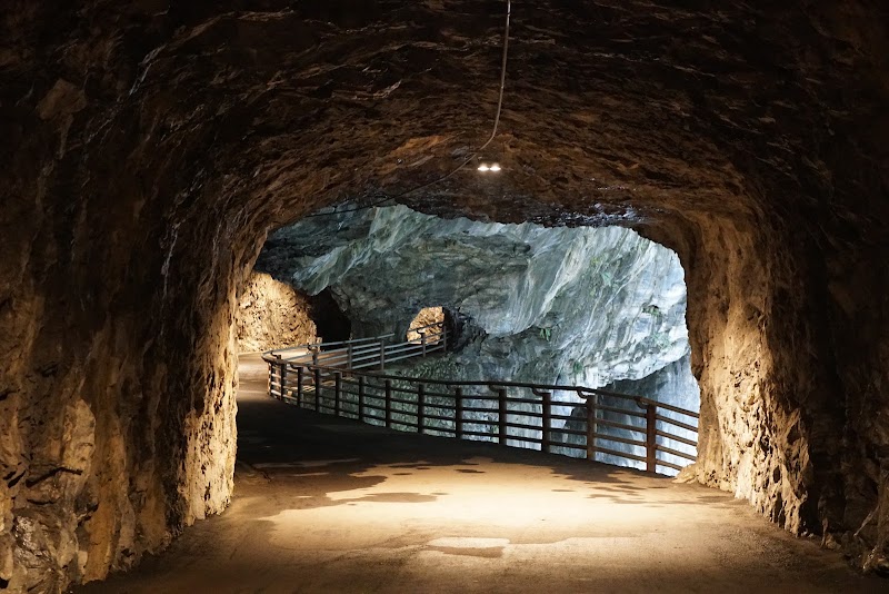 Tunnel of Nine Turns