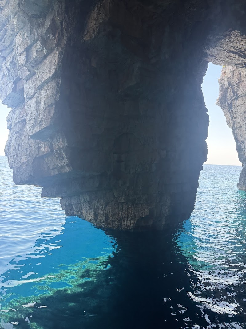 Navis Tours Hvar - Blue Cave & Boat Tours - Navis Tours Hvar - Blue Cave & Boat Tours Trg Sv. Stjepana 4, 21450, Hvar, Croatia