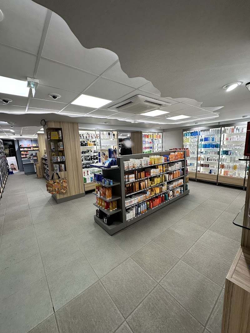 Pharmacie du Mont Blanc - Pharmacie du Mont Blanc, 15 Rue Joseph Vallot, 74400 Chamonix-Mont-Blanc, France