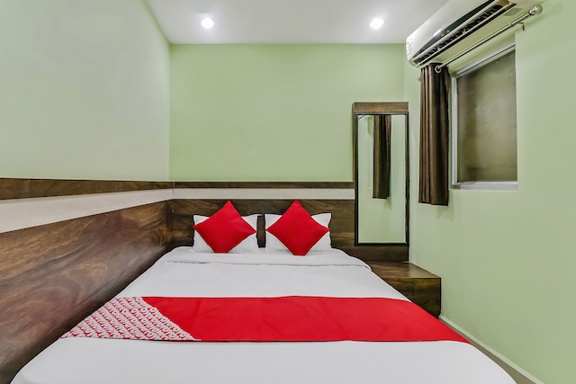 OYO Hotel Royal - OYO Hotel Royal Hotel Royal Pt, Hari Prasad Shukla Market, Gudakhu Line, Shivnath Colony, Bharka Para, Rajnandgaon, Chhattisgarh 491441, India