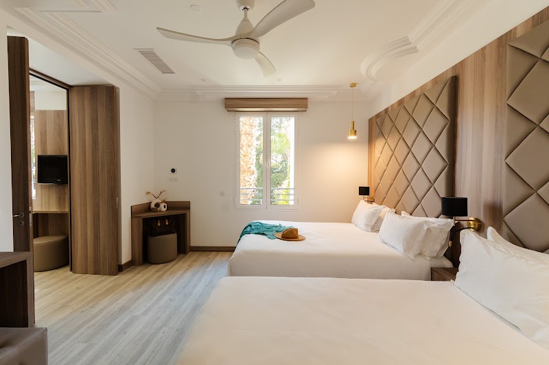 Golden Tulip Hotel Cannes - Hotel De Paris - Golden Tulip Hotel Cannes - Hotel De Paris 34 Bd d'Alsace, 06400 Cannes, France