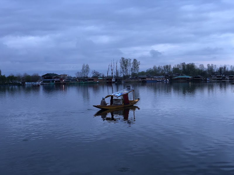Luxury Houseboats in Kashmir - Luxury Houseboats in Kashmir Gate No, 17, Boulevard Rd, Nehru Park, Dal Lake, Srinagar, 190003