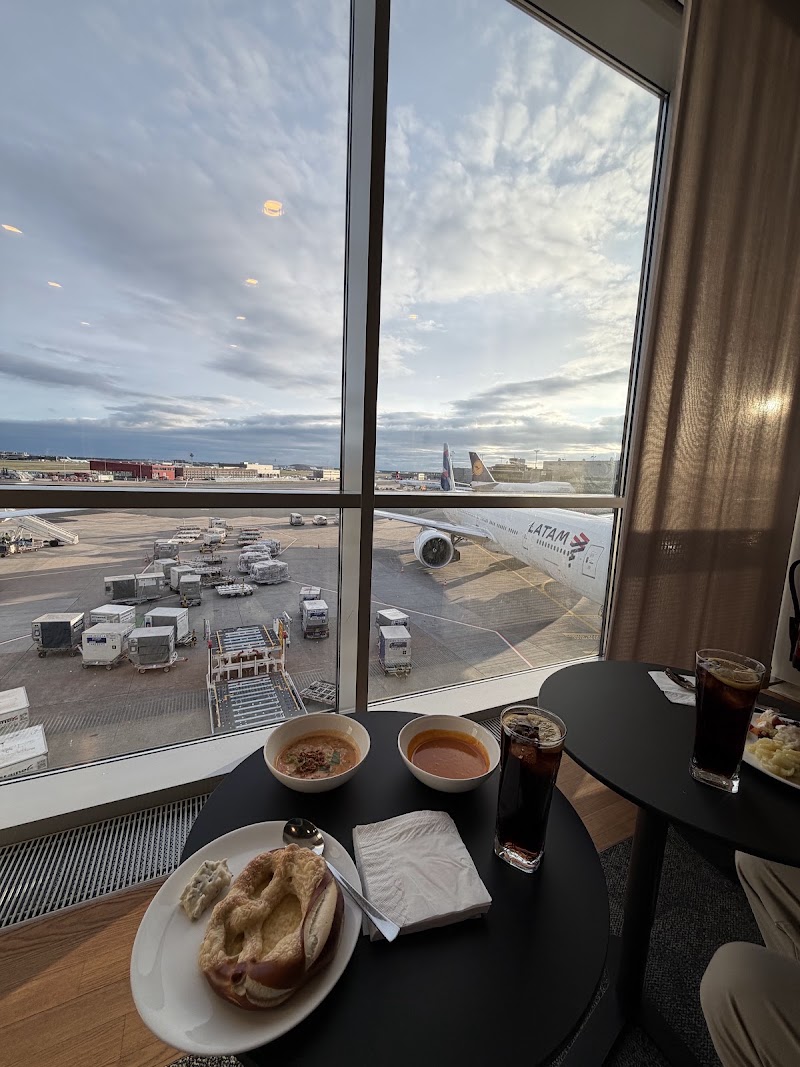 Lufthansa Senator Lounge B (Non-Schengen) - Lufthansa Senator Lounge B (Non-Schengen) Terminal 1, Departure, area B next to, Gate B43, 60549 Frankfurt am Main, Germany