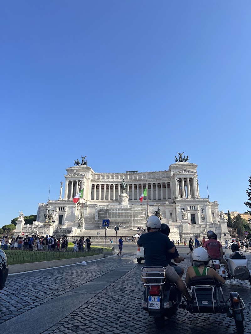 Vespa Tour In Rome | Rent a Vespa - Vespa Tour In Rome | Rent a Vespa, Via Santamaura, 21, 00192 Roma RM, Italy
