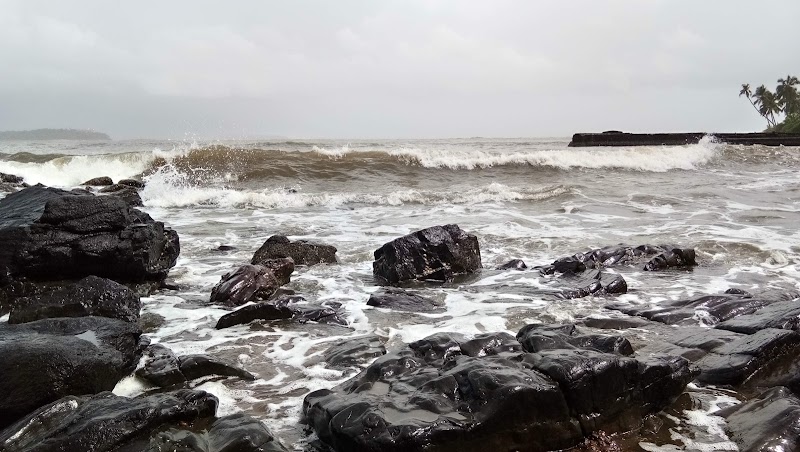 Aguada rocky Beach - Aguada rocky Beach FQVH+43H, Goa 403001, India