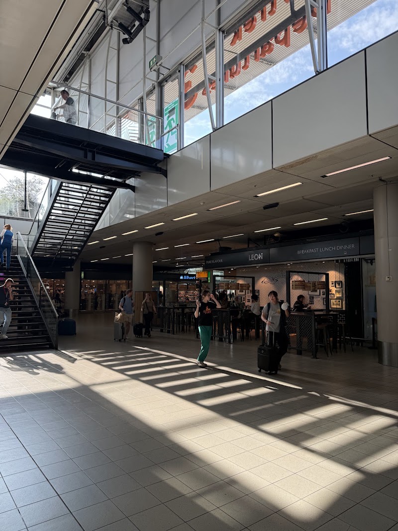 Schiphol Plaza - Schiphol Plaza Vertrekpassage 135, 1118 AX Schiphol, Netherlands