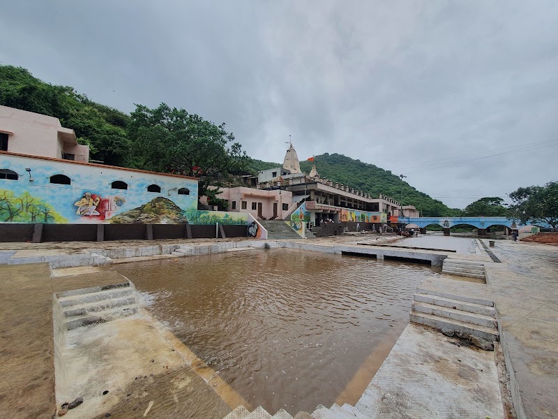 Shri Radha Damodar Temple, Junagadh - Shri Radha Damodar Temple, Junagadh, Shree Radha Damodarji Charitable Trust Damodar Kund, Girnar Rd, Junagadh, Gujarat 362002, India