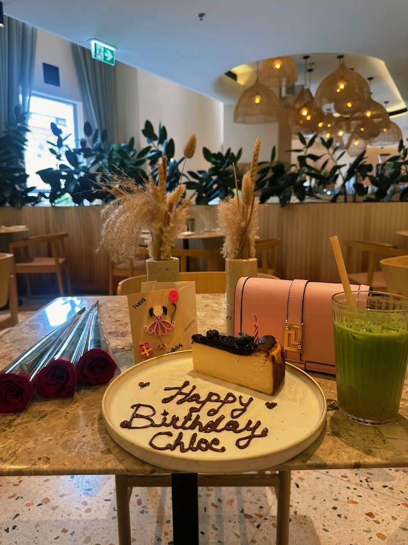 Charlie & Friends - Charlie & Friends besides movenpick - Marina - The Walk - Marsa Dubai - Jumeirah Beach Residence - Dubai - United Arab Emirates