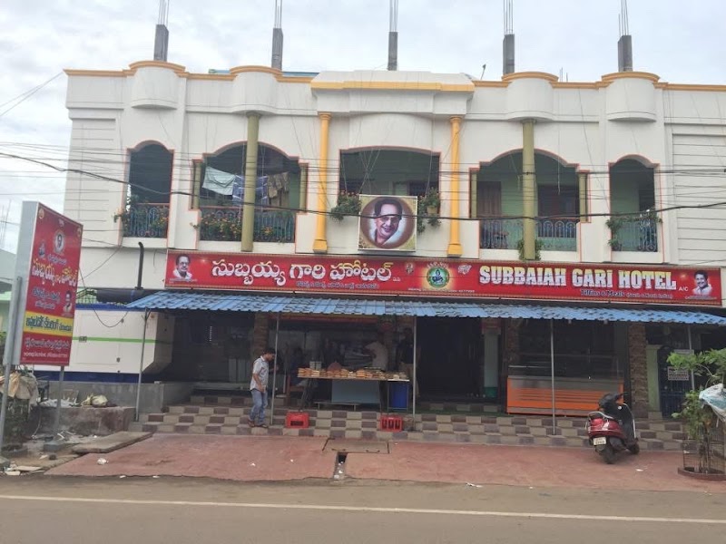 SUBBAYYA GARI HOTEL AND AC LODGE - SUBBAYYA GARI HOTEL AND AC LODGE Subbayya hotel junction, 10-6-10, Nukalamma Temple St, Rama Rao Peta, Kakinada, Andhra Pradesh 533004, India