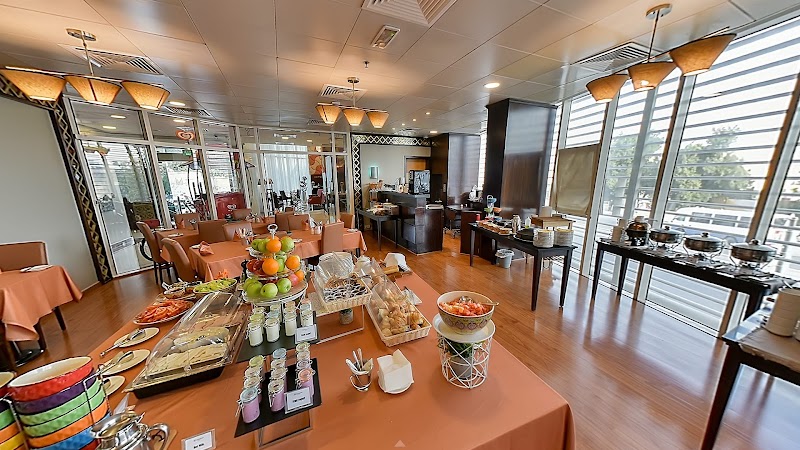 Kingsgate Hotel Doha by Millennium Hotels - Kingsgate Hotel Doha by Millennium Hotels, 7GPQ+9F8, Ali Bin Abdullah St, Doha, Qatar