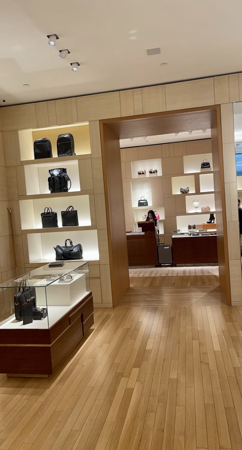 Louis Vuitton Paramus Garden State Plaza - Louis Vuitton Paramus Garden State Plaza 1 Garden State Plaza Pkwy Space 1130, Paramus, NJ 07652, USA