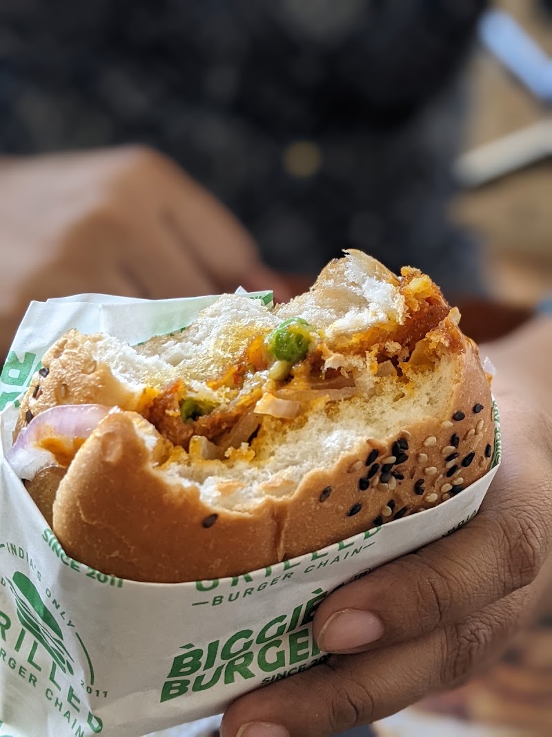 Biggies Burger: Bargarh - Biggies Burger: Bargarh Plot no 1367, 8JW9+M2J, 18501, chowk, near swayamsiddha bhawan, Bandutikra, Bargarh, Odisha 768028, India