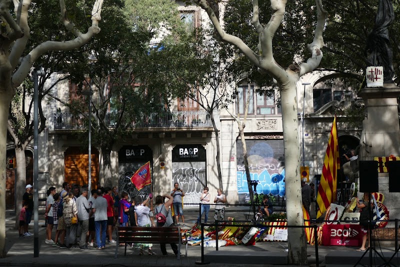 Monument a Rafael Casanova - Monument a Rafael Casanova Rda. de Sant Pere, 41, Eixample, 08010 Barcelona, Spain