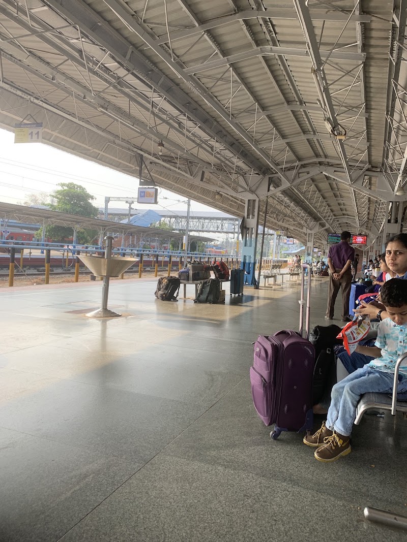 Kozhikode railway station platform No 4 - Kozhikode railway station platform No 4, 6QWJ+274, Palayam, Kozhikode, Keralam 673001, India