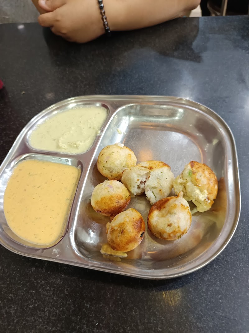 Davanagere Benne Dose ದಾವಣಗೆರೆ ಬೆಣ್ಣೆ ದೋಸೆ - Davanagere Benne Dose ದಾವಣಗೆರೆ ಬೆಣ್ಣೆ ದೋಸೆ, Police Station, 571, BEML Layout, opposite Carriyappa park parishudda jala, near R R Nagar, 4th Stage, Rajarajeshwari Nagar, Bengaluru, Karnataka 560098, India