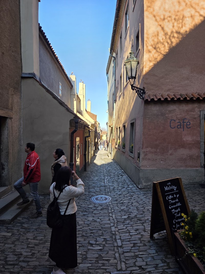 Entry to golden lane - Entry to golden lane, Zlatá ulička u Daliborky 30/38, 119 00 Praha 1-Hradčany, Czechia