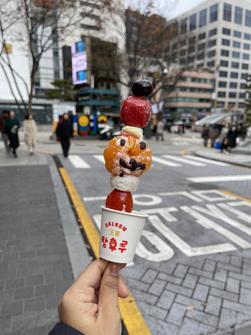 Myeongdong Shopping Street - Myeongdong Shopping Street Myeong-dong 2(i)-ga, Jung District, Seoul, South Korea