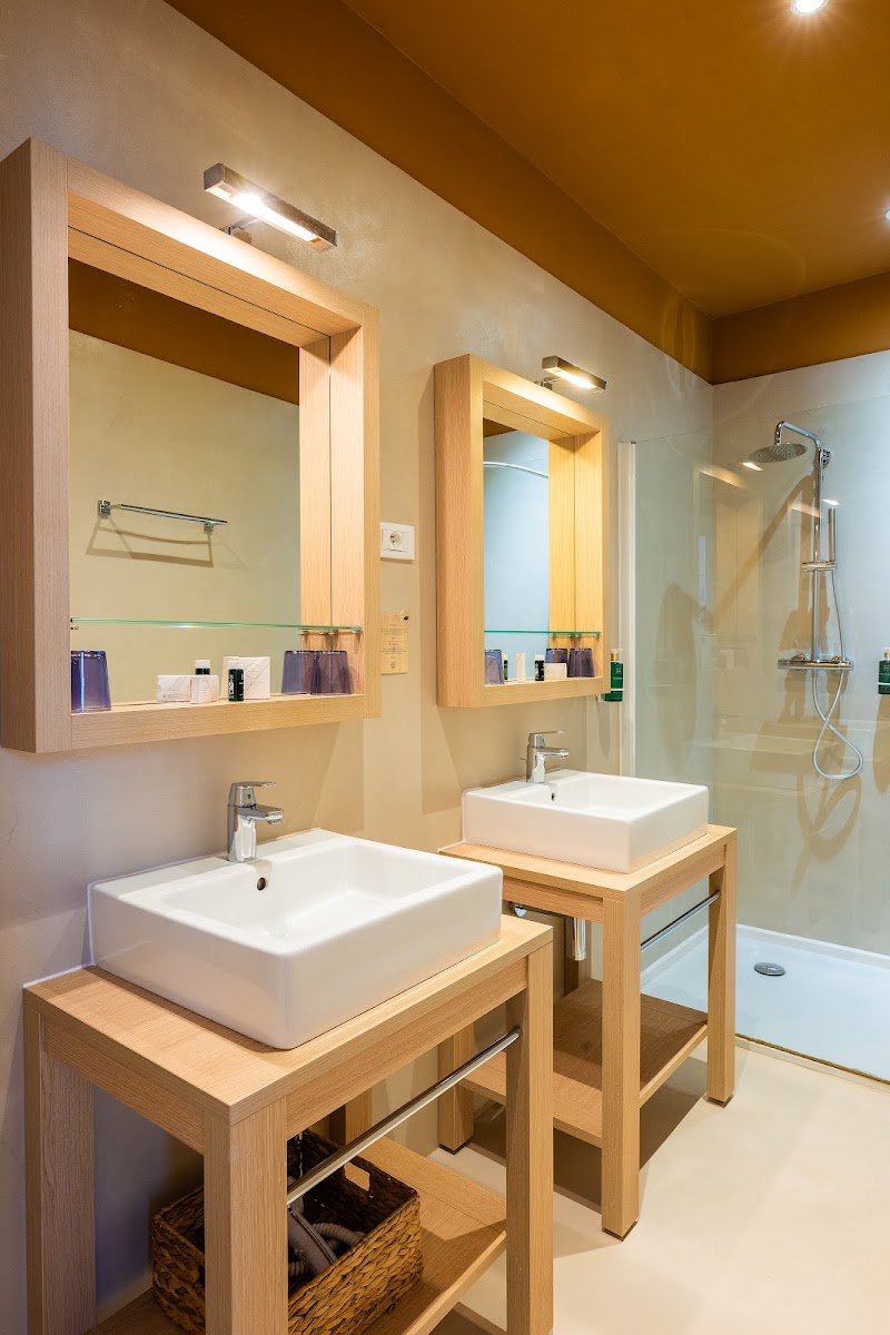 Hotel De Londres - Hotel De Londres 15 Av. Carnot, 06500 Menton, France