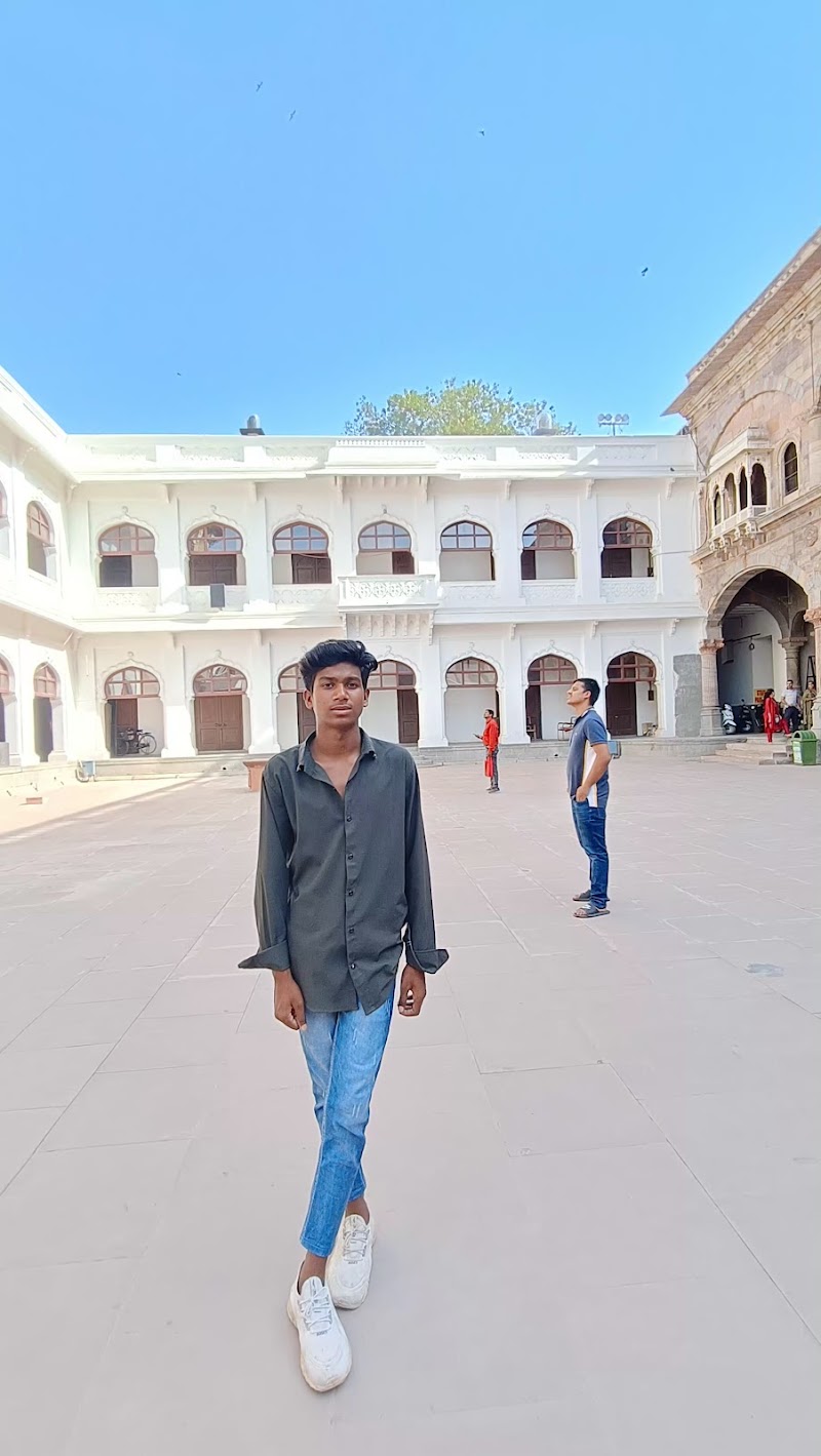 Rajwada Palace ( Rajwada Market - Rajwada Palace ( Rajwada Market Historical, 1 Rajwada Gali 2, Rajwada Chowk, Rajwada, Indore, Madhya Pradesh 452007, India