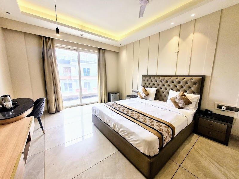 Infinity Stays - Hotel Near Medanta