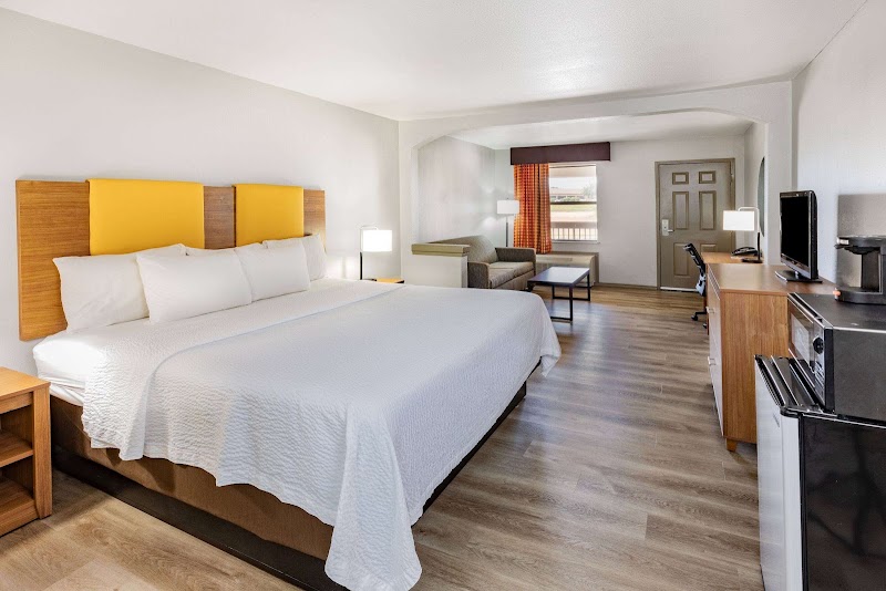 Days Inn & Suites by Wyndham Huntsville - Days Inn & Suites by Wyndham Huntsville 160 I-45, Huntsville, TX 77340, USA