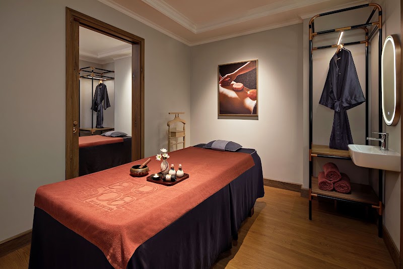 La Siesta Premium Lakeside - La Siesta Premium Lakeside No. 4-6 P. Bà Triệu, St, Cửa Nam, Hà Nội, Vietnam