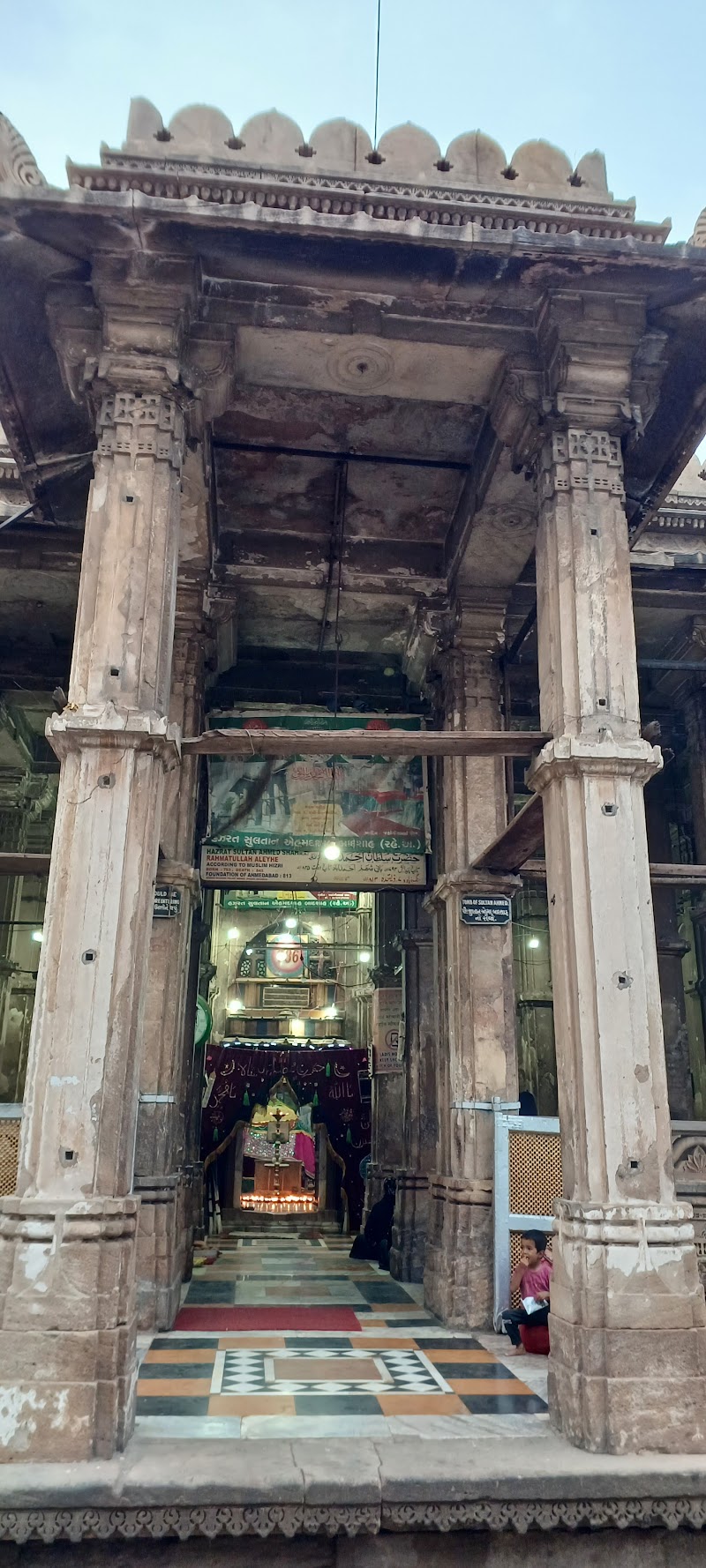 Ahmedshah Badshah's Tomb (4 Ahmed) - Ahmedshah Badshah's Tomb (4 Ahmed), 2499, Badshah No Hajiro, Manek Chowk, Old City, Danapidth, Khadia, Ahmedabad, Gujarat 380001, India
