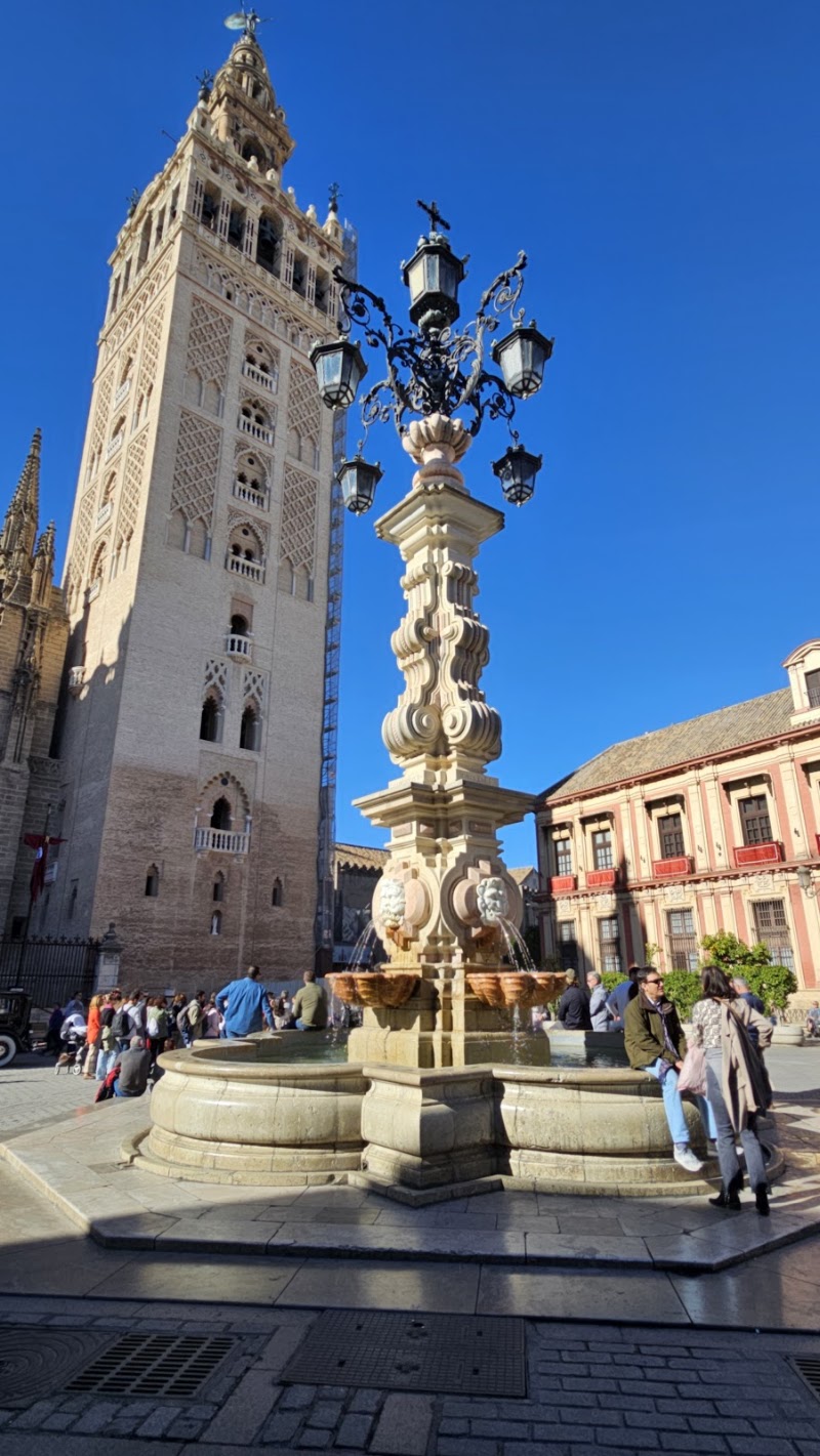Fuente Farola - Fuente Farola Pl. Virgen de los Reyes, Casco Antiguo, 41004 Sevilla, Spain