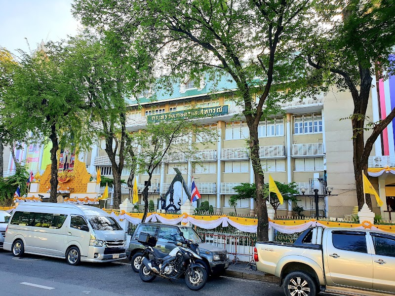 Ministry of Agriculture and Cooperatives - Ministry of Agriculture and Cooperatives, 3 Thanon Ratchadamnoen Klang, Khwaeng Ban Phan Thom, Khet Phra Nakhon, Krung Thep Maha Nakhon 10200, Thailand