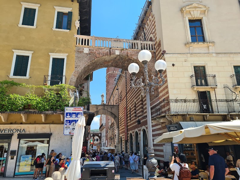 Piazza delle Erbe - Piazza delle Erbe Piazza Erbe, 37121 Verona VR, Italy