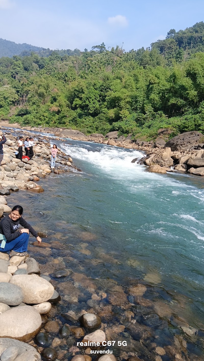 Dawki river boating stop point