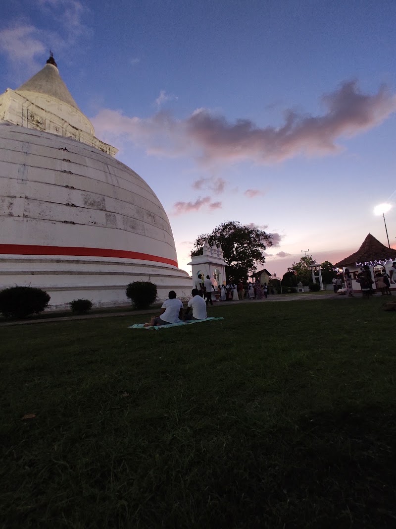 Tissamaharama Raja Maha Vihara - Tissamaharama Raja Maha Vihara Rubberwatte Rd, Tissamaharama, Sri Lanka