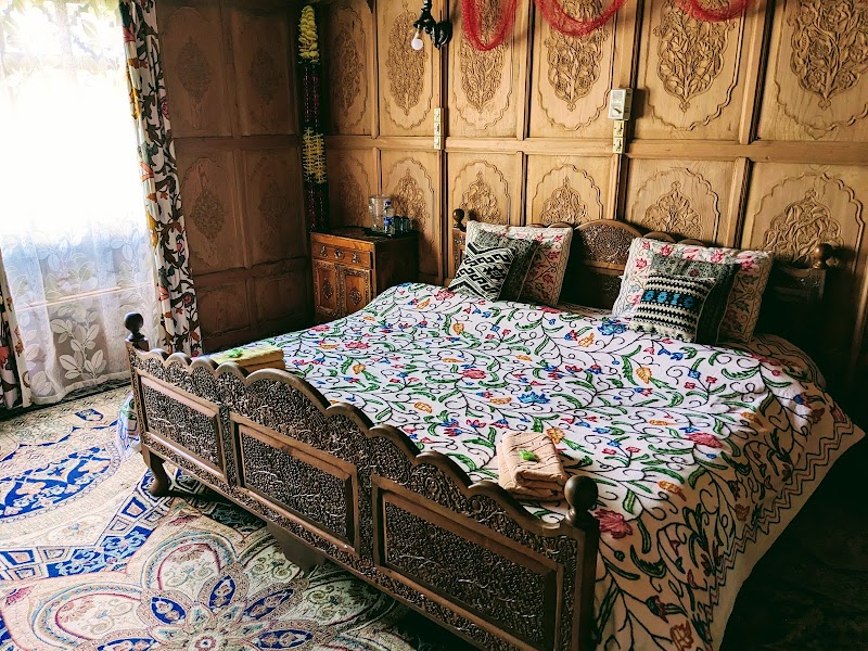 Houseboat Hilton Kashmir - Houseboat Hilton Kashmir Dal Lake, Gate No: 14, Karapura, Rainawari, Srinagar, 190001