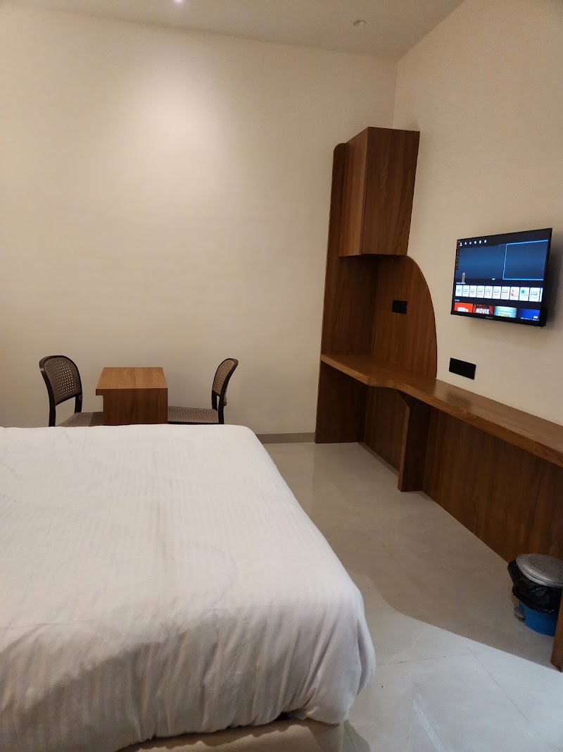 Hotel Manchester Royals LLP - Hotel Manchester Royals LLP Infront of Tata Motors, near Jai Ambey Hospital, Devpuri, Raipur, Chhattisgarh 492015, India