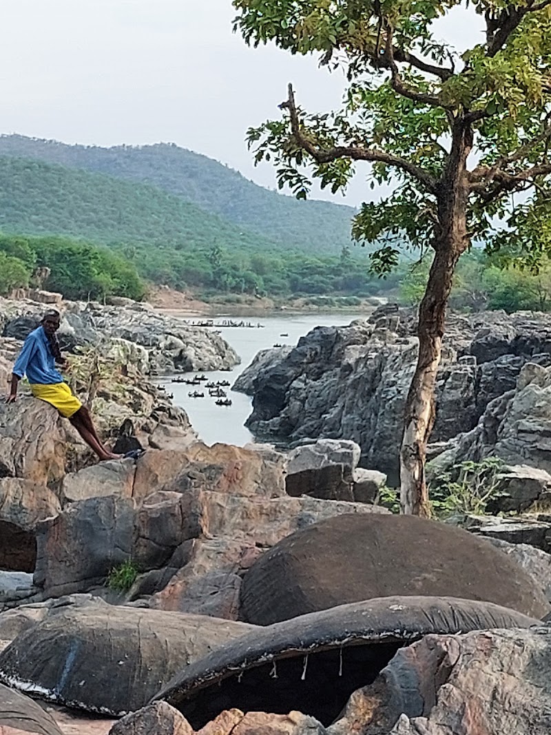 HOGENAKKAL WATERFALLS KARNATAKA - HOGENAKKAL WATERFALLS KARNATAKA, 4Q6F+FGJ, Madheswara Betta - Hogenakkal Falls Rd, Gopinatham, Karnataka 571490, India