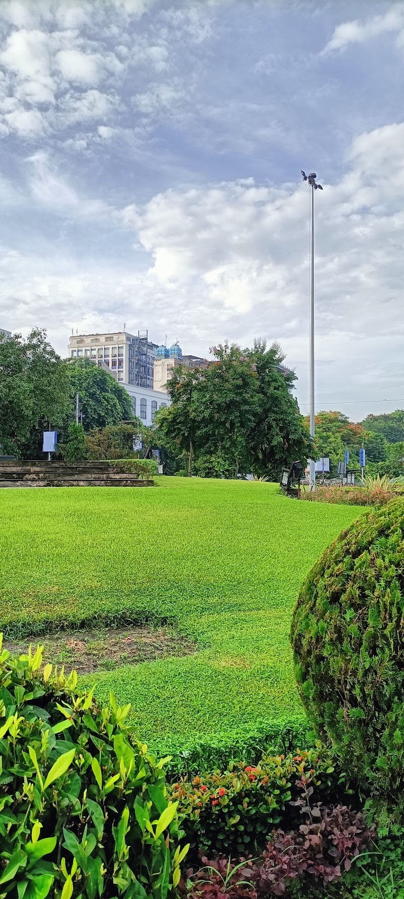 Shaheed Minar - Shaheed Minar Dharmtalla, bus stop, Dufferin Rd, Maidan, Kolkata, West Bengal 700069, India