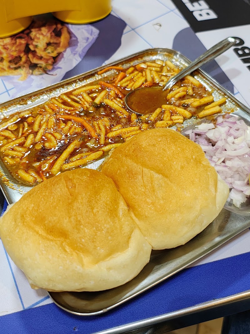 Laxman's Om Vada Pav - Laxman's Om Vada Pav, Shop no.6-7, Satikrupa shopping centre, Garodia Nagar, Ghatkopar East, Mumbai, Maharashtra 400077, India