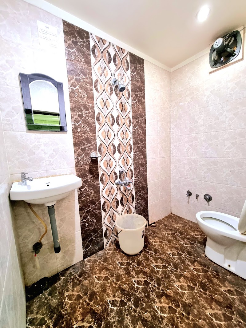 OYO Hotel Royal - OYO Hotel Royal Hotel Royal Pt, Hari Prasad Shukla Market, Gudakhu Line, Shivnath Colony, Bharka Para, Rajnandgaon, Chhattisgarh 491441, India