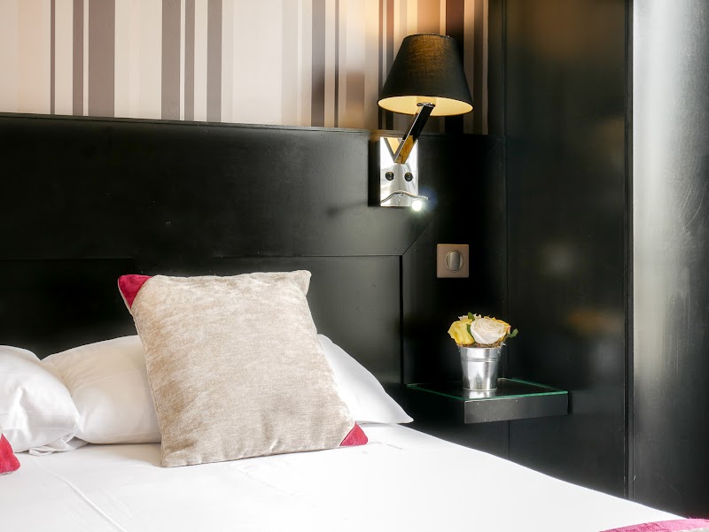 Hôtel Bonséjour - Hôtel Bonséjour 11 Rue Burq, 75018 Paris, France