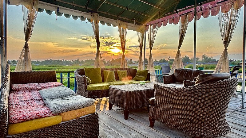 Houseboat Wild Rose - Dal Lake -Best Houseboat in Srinagar ,Kashmir