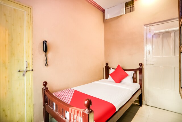 Hotel Aakash Ganga - Hotel Aakash Ganga B-3/209 Near Raja Chetsingh Fort, Shivala, Varanasi, Uttar Pradesh 221001, India