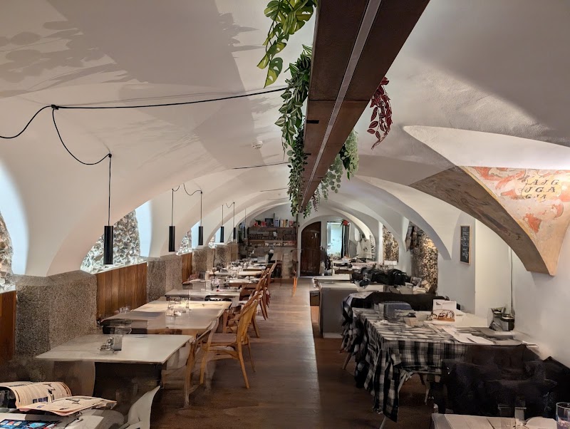 Das Brett - Drinks, Food, Boardgames - Das Brett - Drinks, Food, Boardgames Mariahilfstraße 12, 6020 Innsbruck, Austria