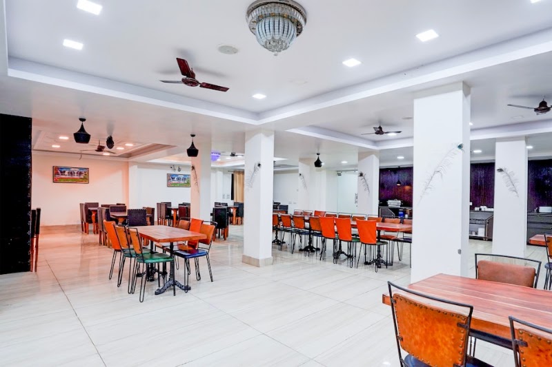 Townhouse by OYO Mall Road Near Library Chowk - Townhouse by OYO Mall Road Near Library Chowk Library Chowk, opposite Madhuban Sarovar Portico, The Mall Road, Mussoorie, Uttarakhand 248179, India