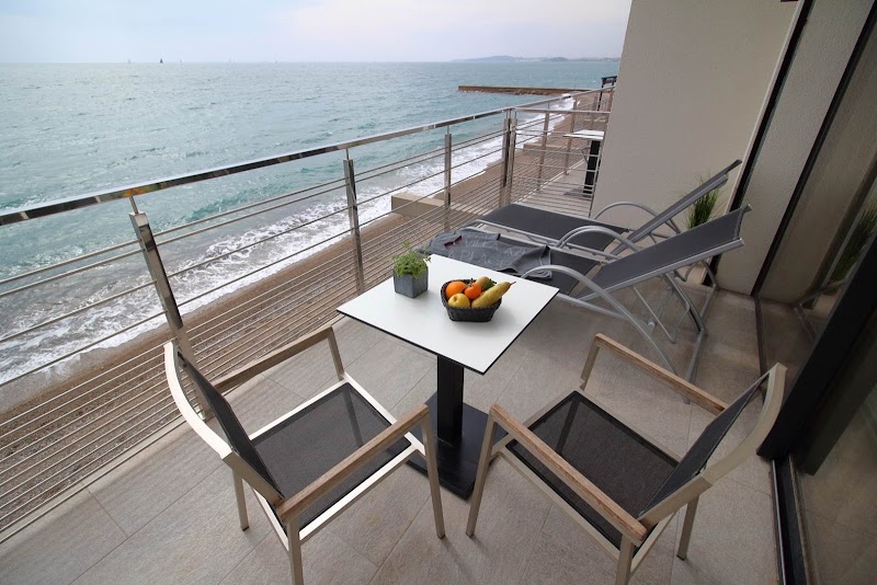 Villa Azur - Villa Azur, 1399 Av. de la Batterie, 06270 Villeneuve-Loubet, France