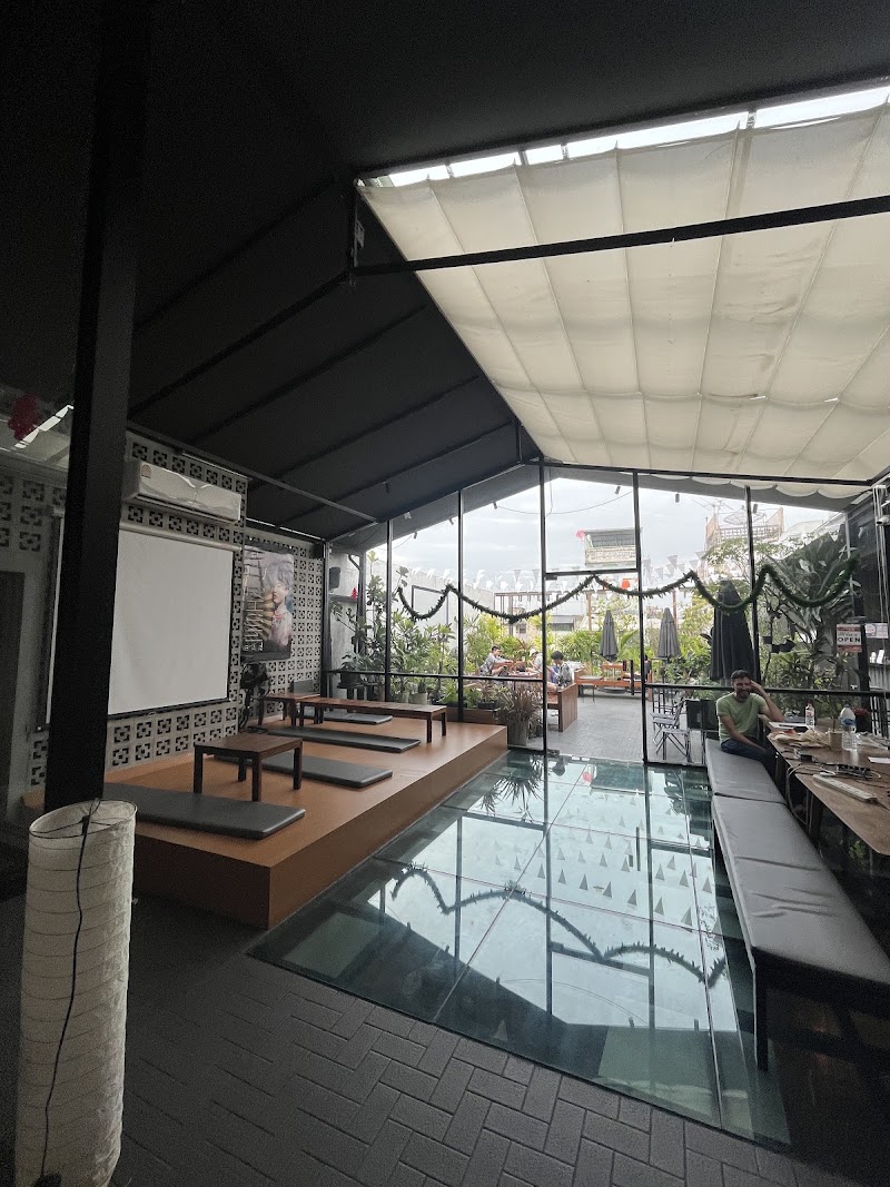 Luk Hostel (ลุก โฮสเทล) - Luk Hostel (ลุก โฮสเทล) 382, 384-386 Soi Wanit 1, Khwaeng Chakkrawat, Khet Samphanthawong, Krung Thep Maha Nakhon 10100, Thailand