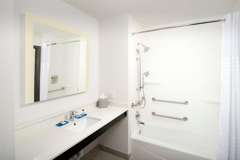 Holiday Inn Express Pensacola Downtown by IHG - Holiday Inn Express Pensacola Downtown by IHG 101 E Main St, Pensacola, FL 32502, USA