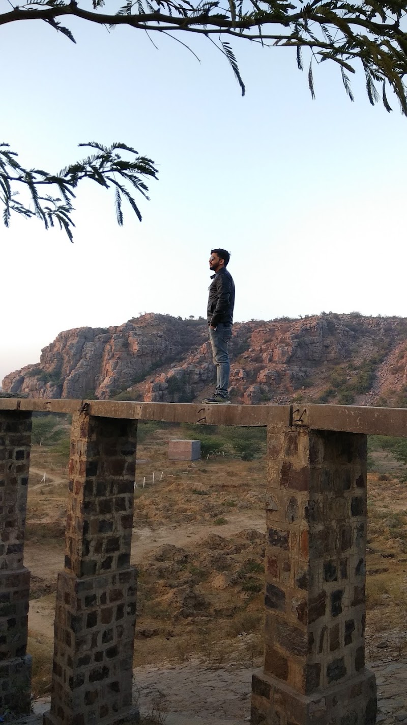Dhauj Rock Climbing - Dhauj Rock Climbing 955P+X72, Manger - Dhauj Rd, Haryana 121004, India