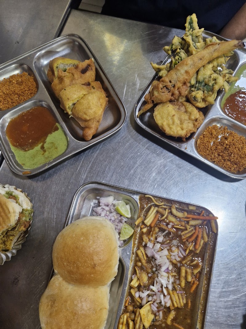 Laxman's Om Vada Pav - Laxman's Om Vada Pav, Shop no.6-7, Satikrupa shopping centre, Garodia Nagar, Ghatkopar East, Mumbai, Maharashtra 400077, India