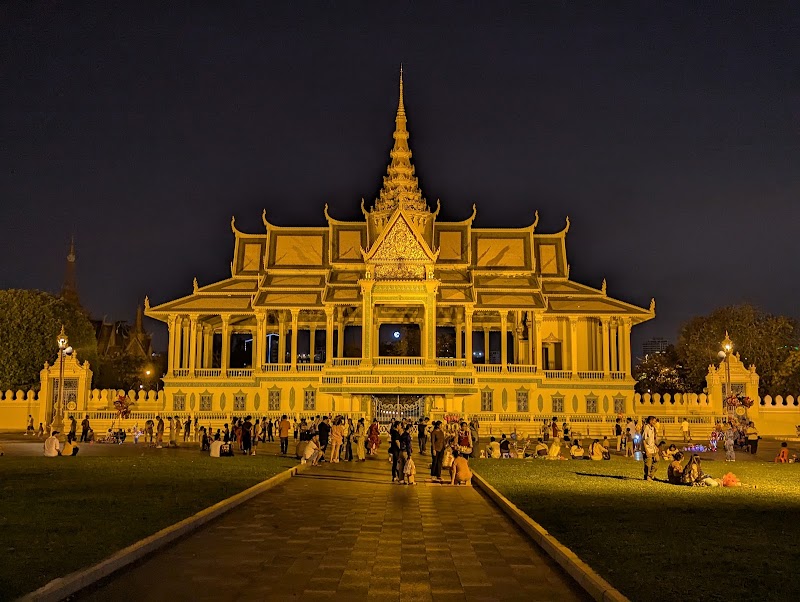 Royal Palace Park - Royal Palace Park, HW8J+3VX, Samdach Sothearos Blvd (3), Phnom Penh, Cambodia